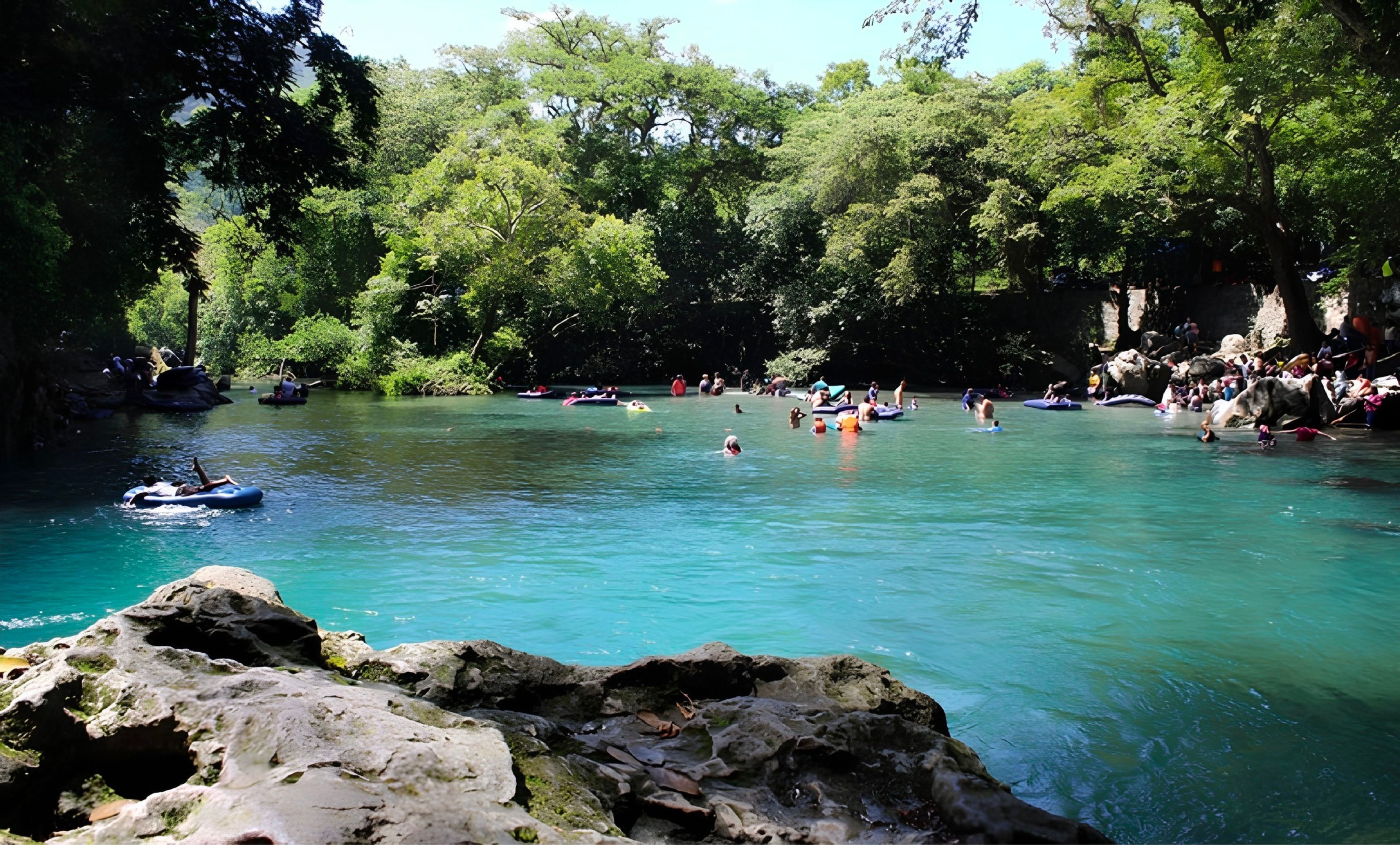 Río de aguas turquesa entre vegetación tropical