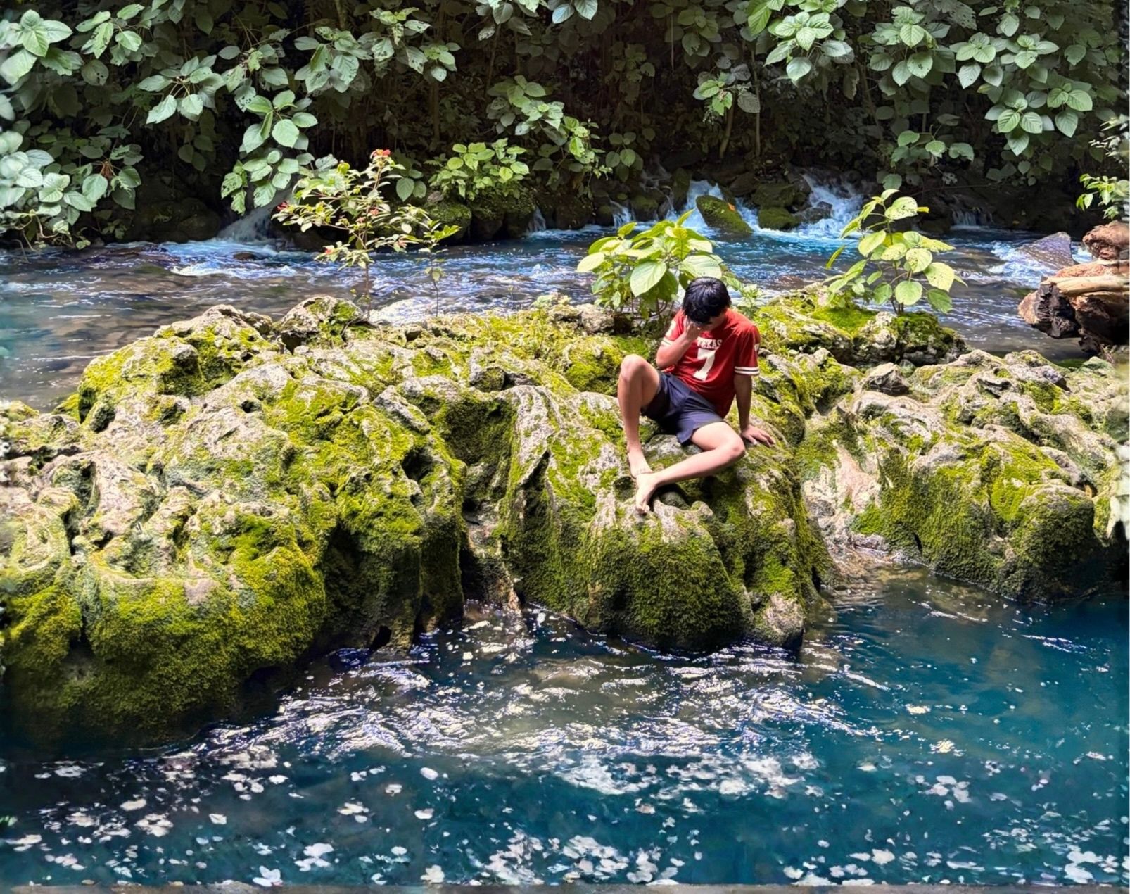 Río turquesa entre grandes rocas